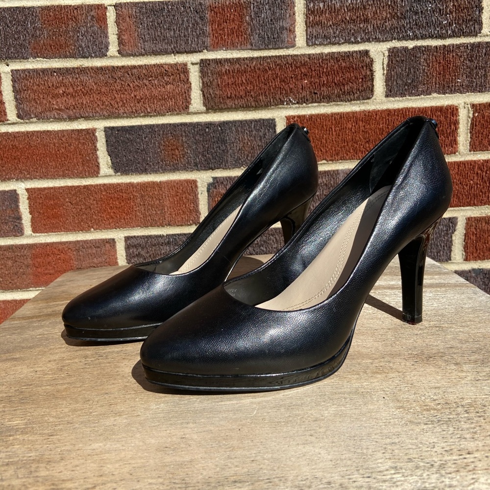 Black pumps